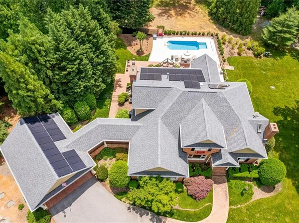 725 Country Club Dr, Reidsville, NC 27320