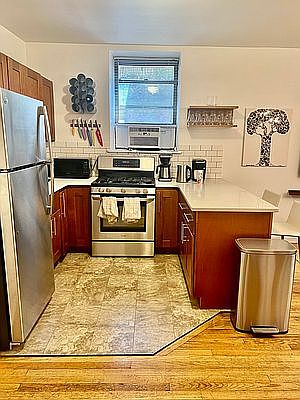 3rd image of 224 E 11th St #Basement