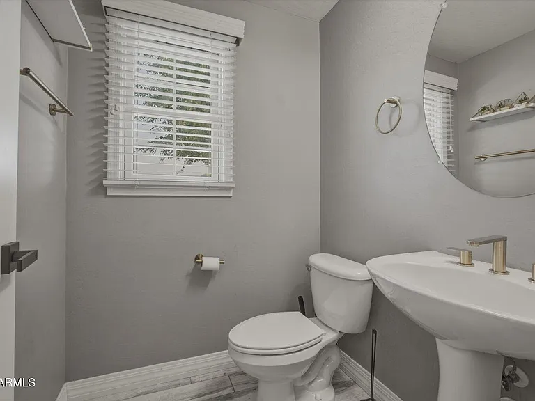 2246 E Fraktur Rd — Photo 12