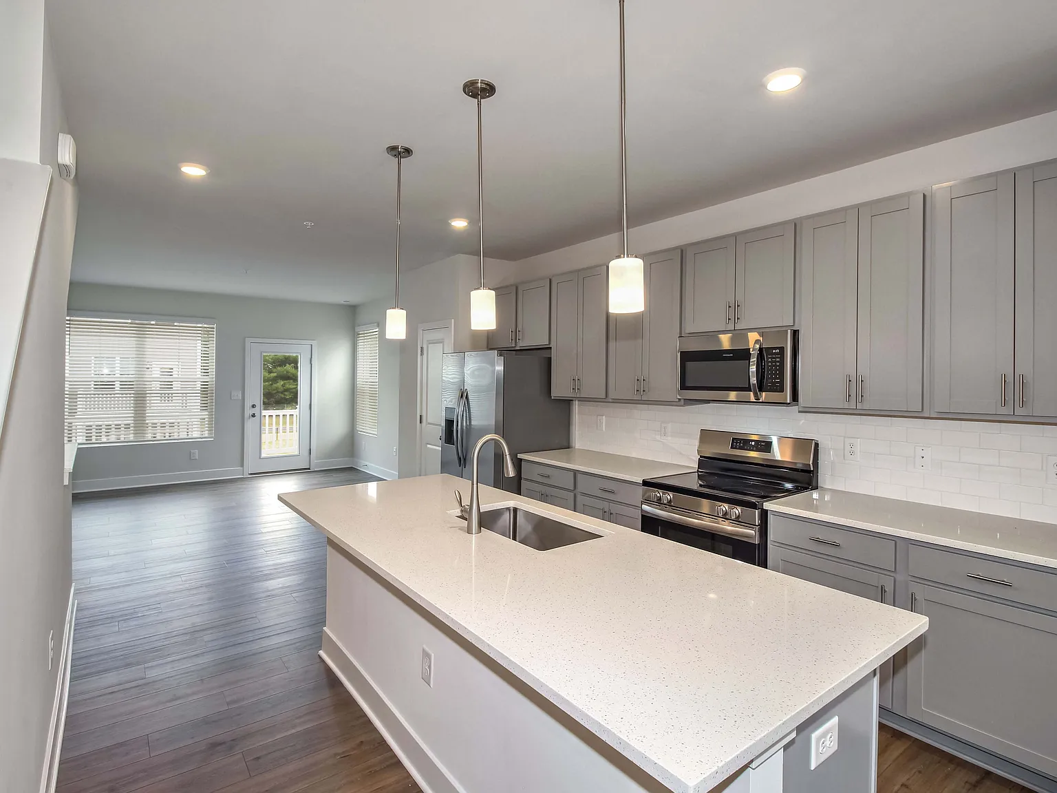 3 bed, 3.5 bath, 1530 sqft, $3,030 — Photo 4