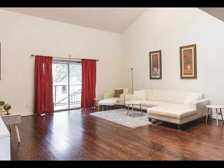 2429 Wentworth St — Photo 2