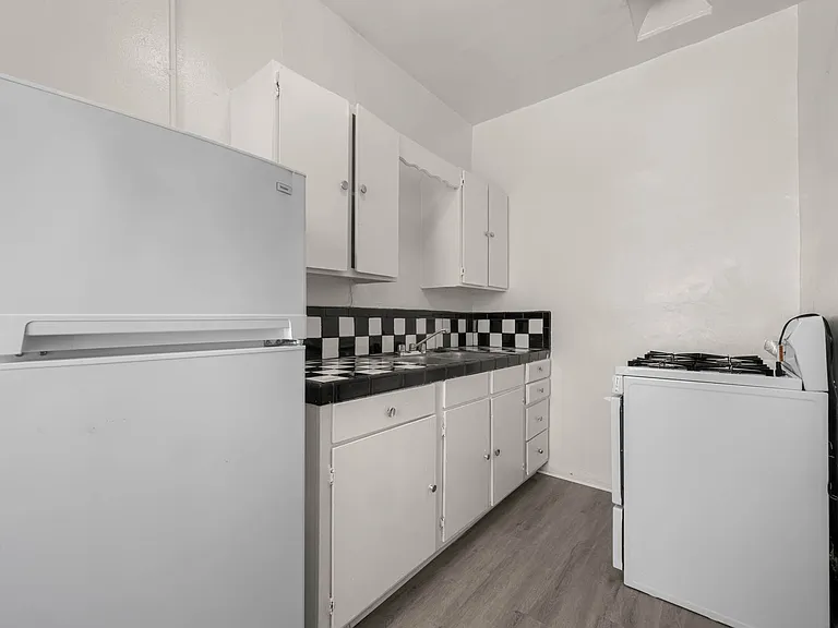 726 N Van Ness Ave — Photo 4