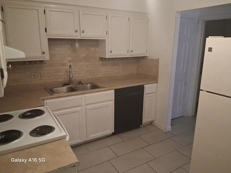 15855 S Sunderland Ave #B — Photo 2