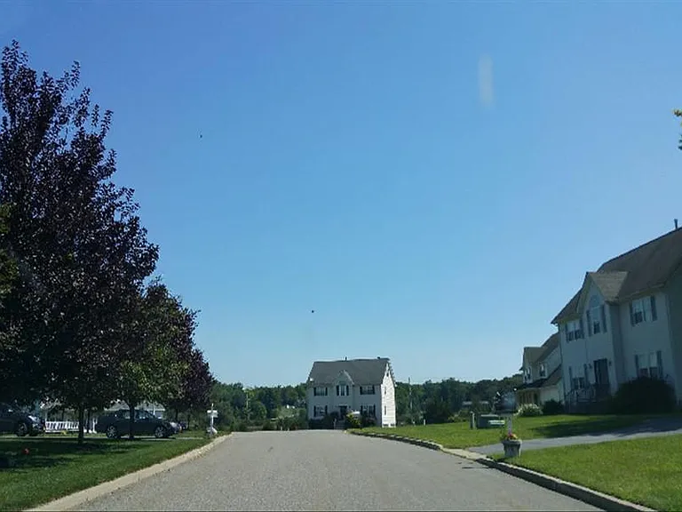 8 Park Cir — Photo 2