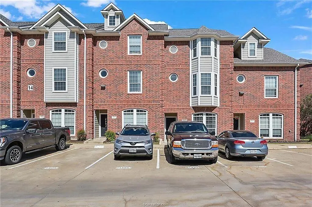 4 bed, 4.5 bath, 1856 sqft, $750 — Photo 2