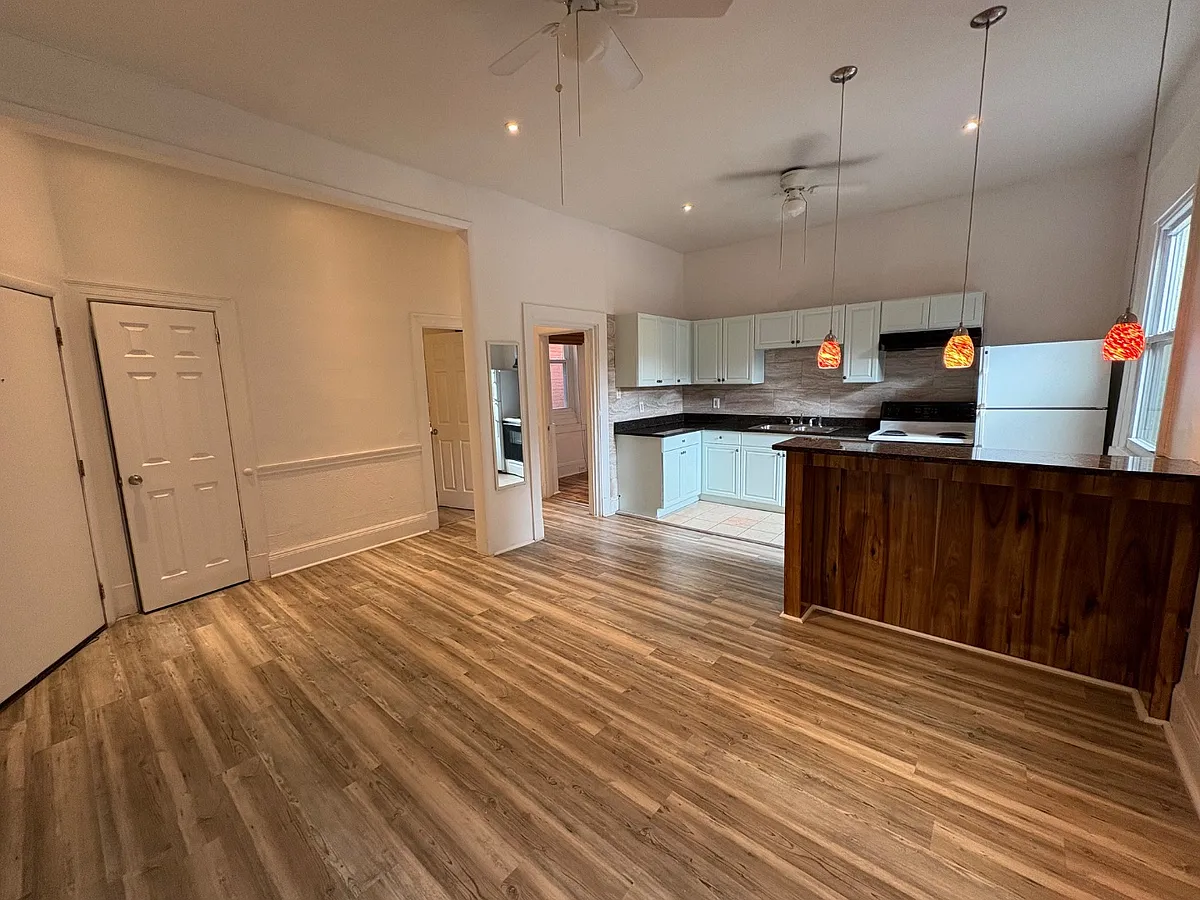Building Photo - 5809 Hobart St #1/2