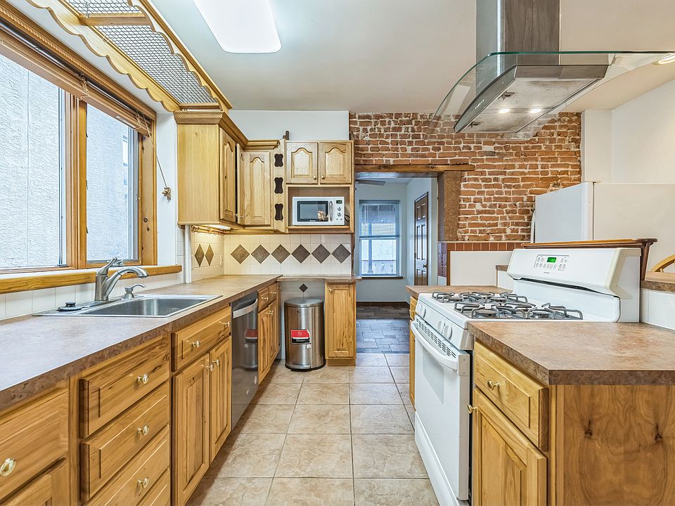 Chefs kitchen:
Gas range @ Island with counter seating. Hickory semi custom cabinets.Large Anderson window over sink area.