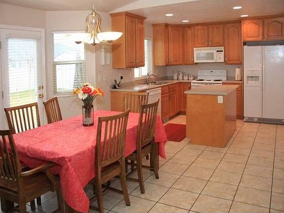 Kitchen & Dining