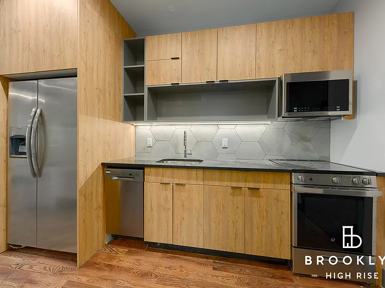 1461 Gates Ave #4A — Photo 2