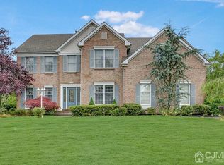 4 Sarazan Ct, Farmingdale, NJ 07727