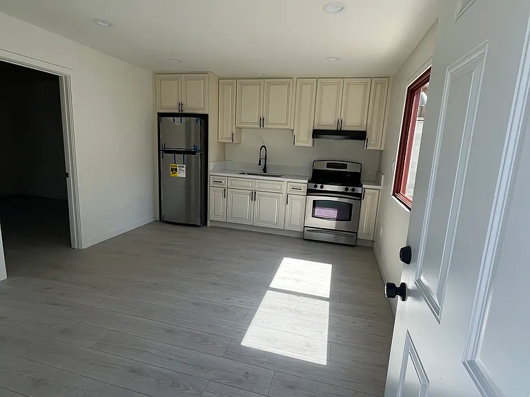 14629 Haynes St — Photo 9