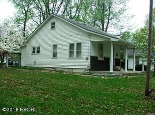 509 N 9th St, Benton, IL 62812