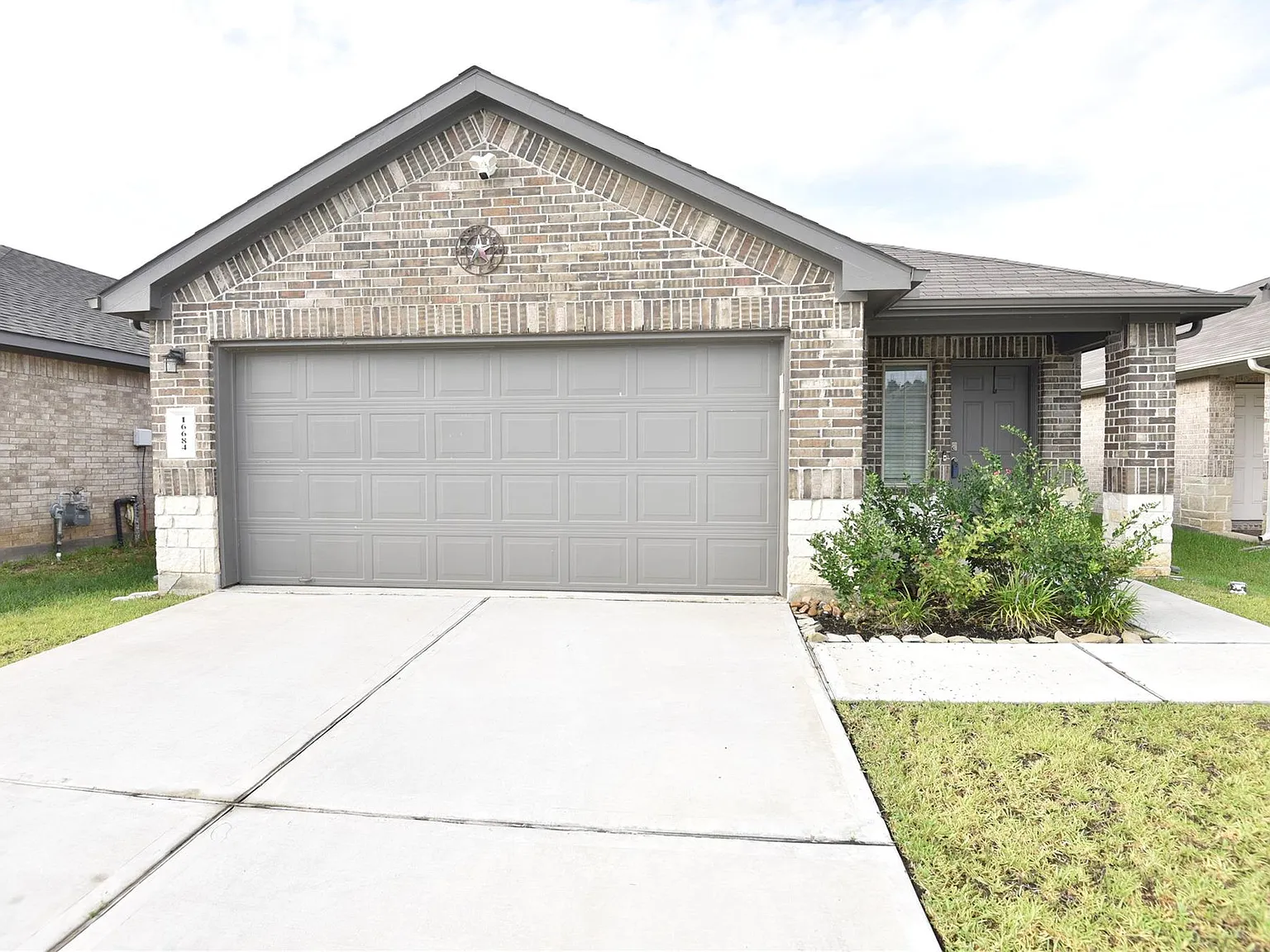 3 bed, 2.0 bath, 1372 sqft, $2,100 — Photo 2