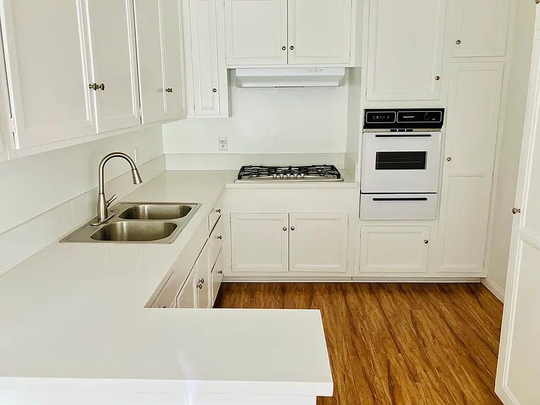 1221 Lyndon St #10 — Photo 2