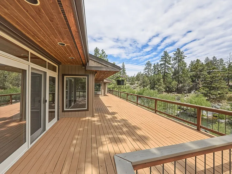 637 NW Silver Buckle Rd — Photo 3