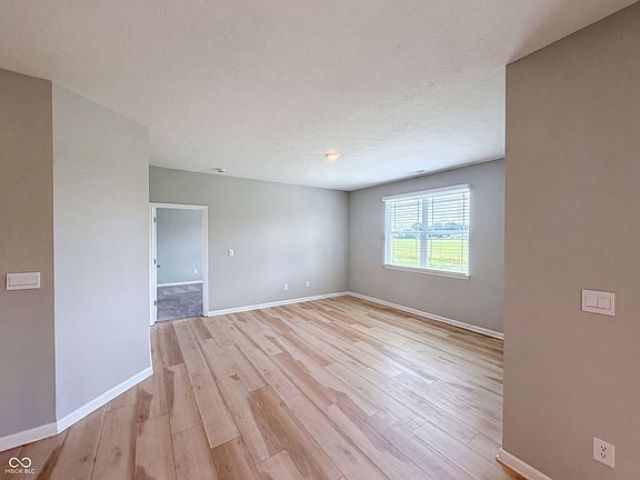 3rd image of 1671 Fairmount Dr