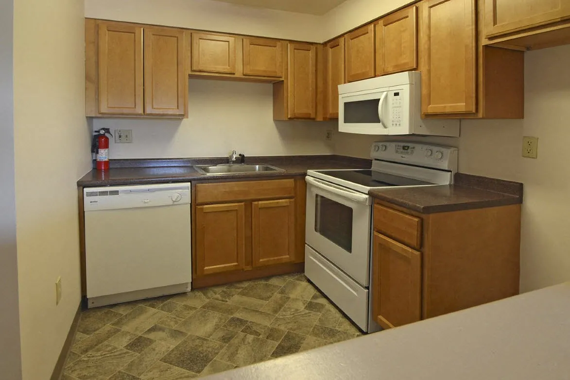 Oxford Court Apartments — Photo 3