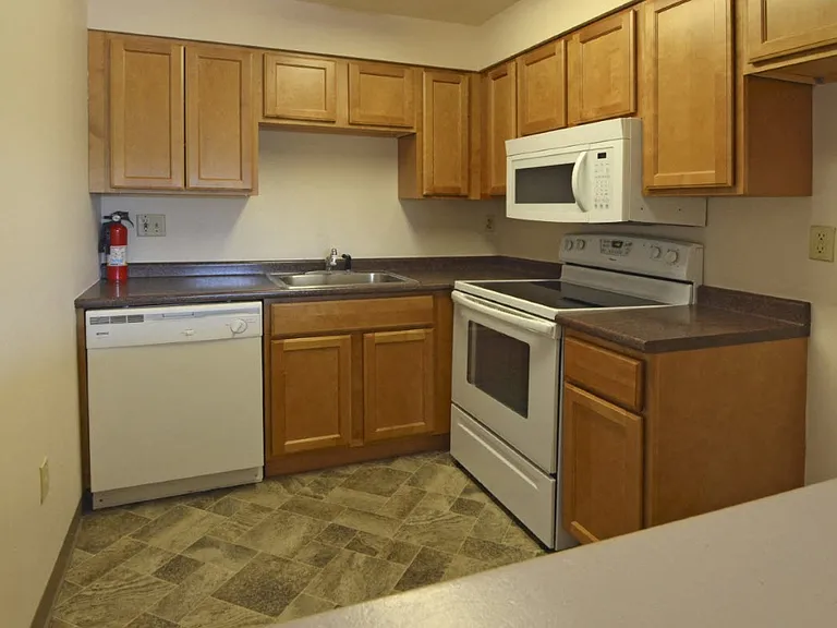 Oxford Court Apartments — Photo 4