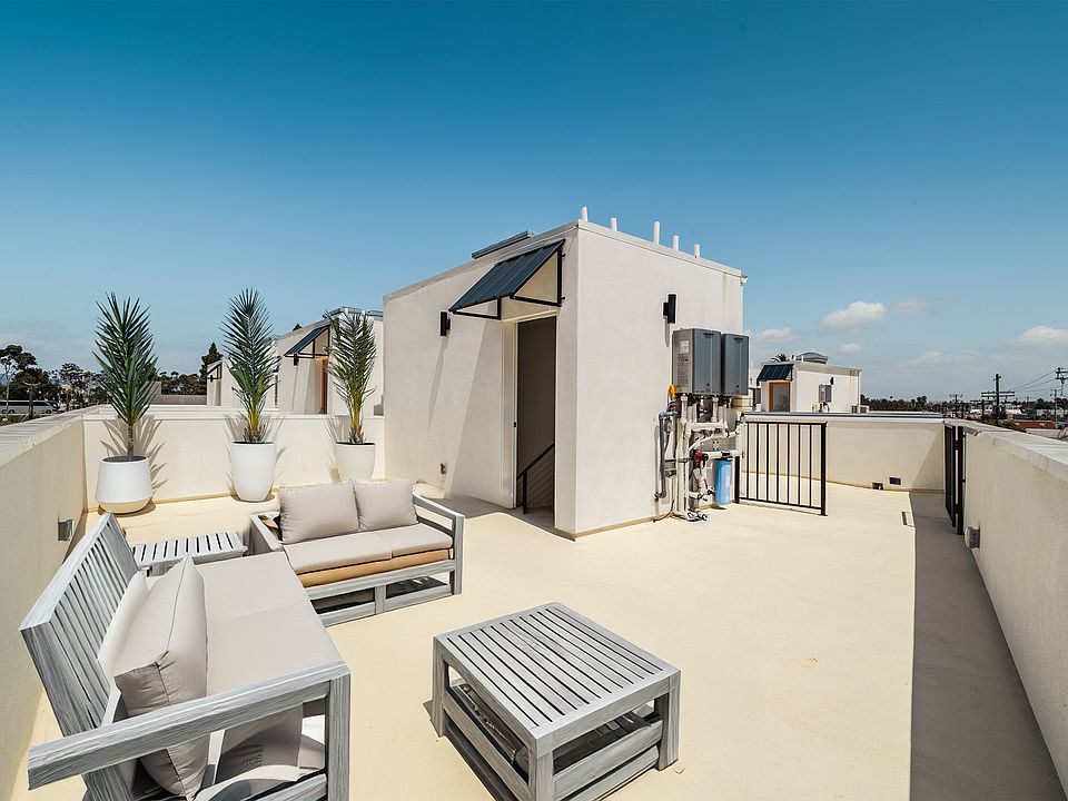 UNIT 8 - ROOFTOP 1A
Furniture not included
Virtually Staged