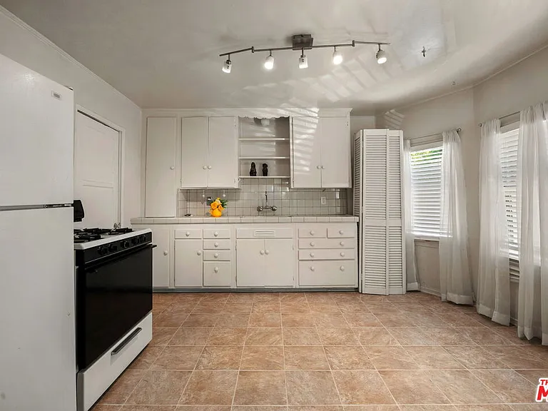 435 Raymond Ave — Photo 5