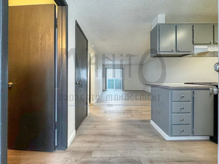 Regency Park Apartments — Photo 25