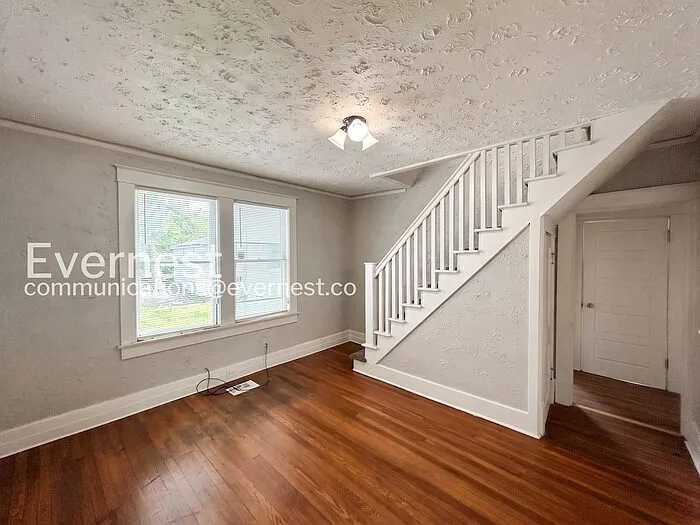 2984 Waverly Ave — Photo 9