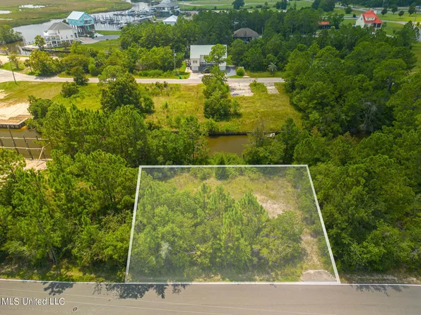 354 Loulu Pl, Diamondhead, MS 39525