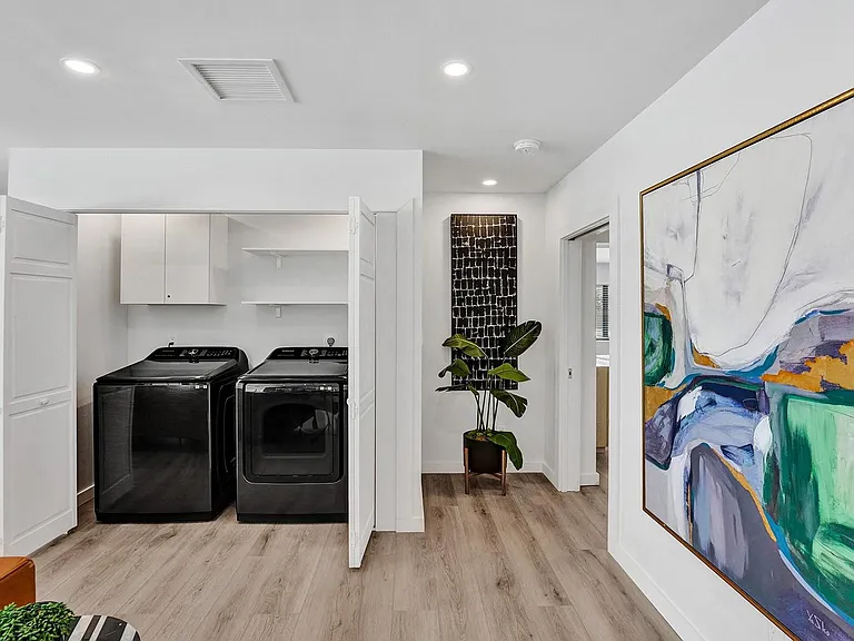 5501 NE 18th Ter — Photo 34