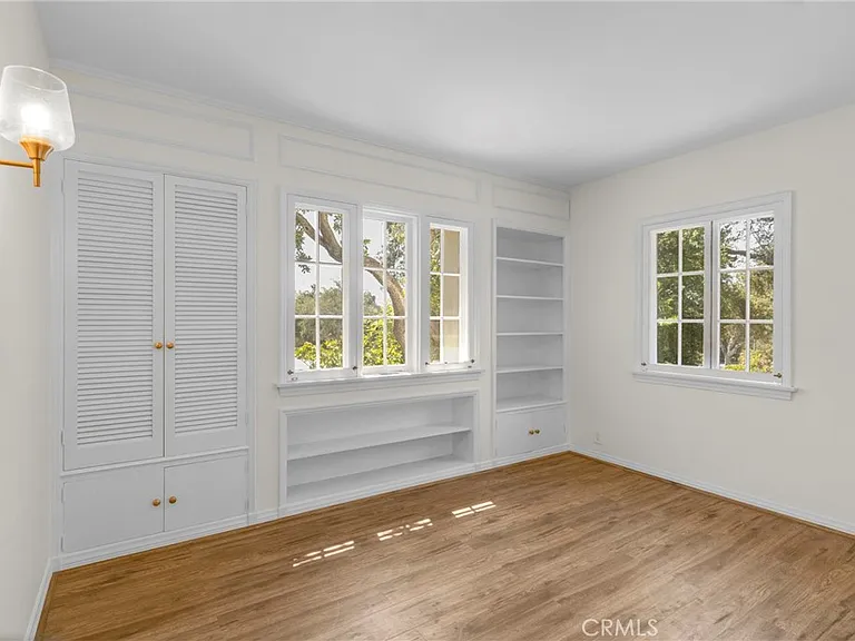 2151 N Altadena Dr — Photo 21