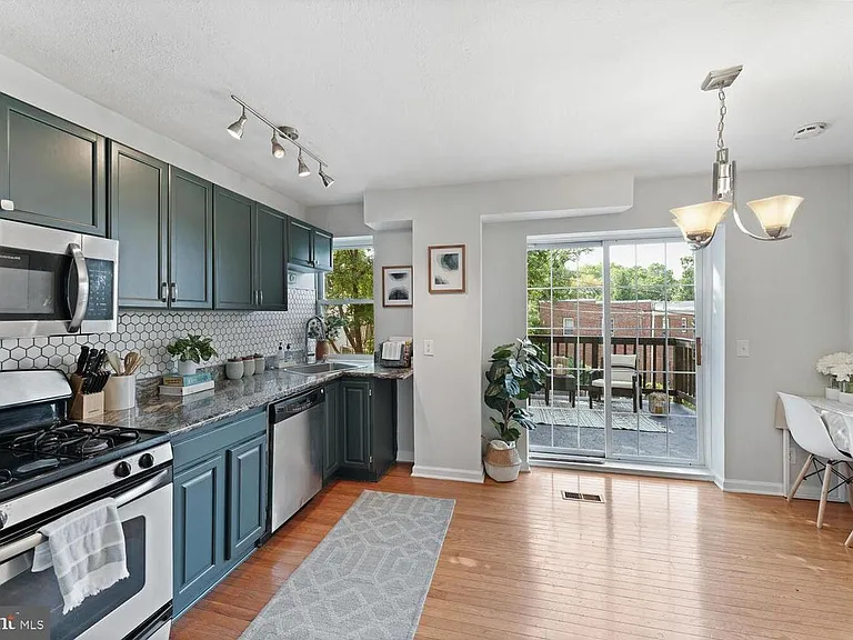 2325 Chester St SE — Photo 3