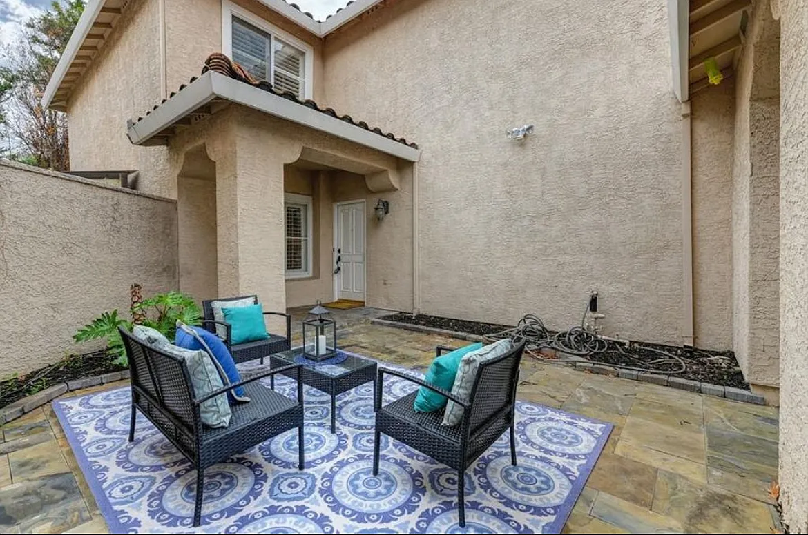 4 bed, 1908 sqft, $3,150 — Photo 2