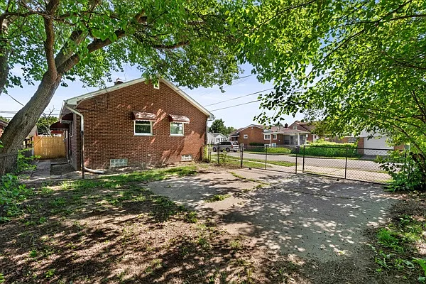 23437 Peters Ave — Photo 3