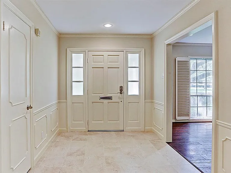 10626 Fairlane Dr — Photo 2