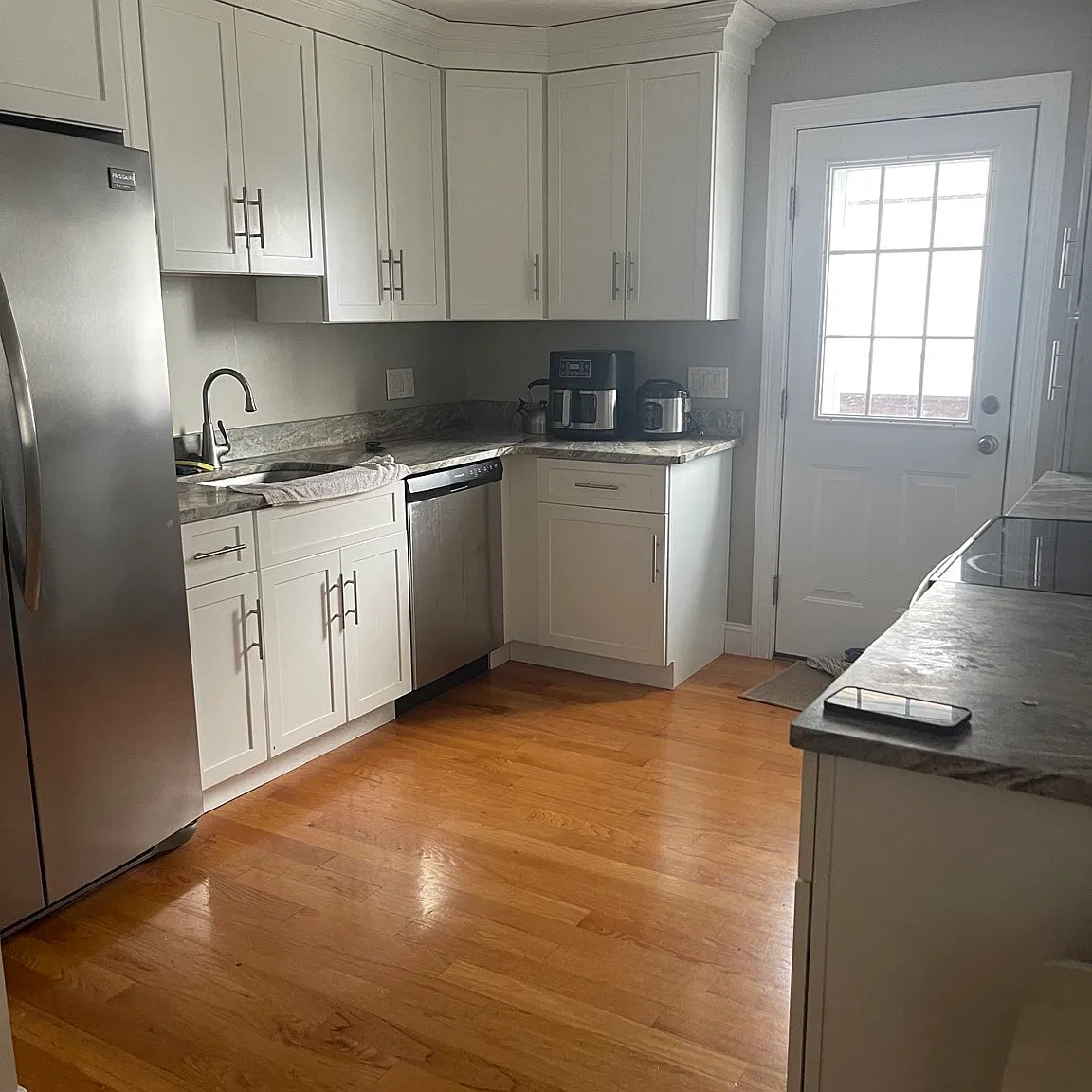 3 bed, 1.0 bath, 1250 sqft, $3,000 — Photo 4