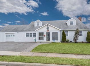 1 Grant Ct, Hicksville, NY 11801