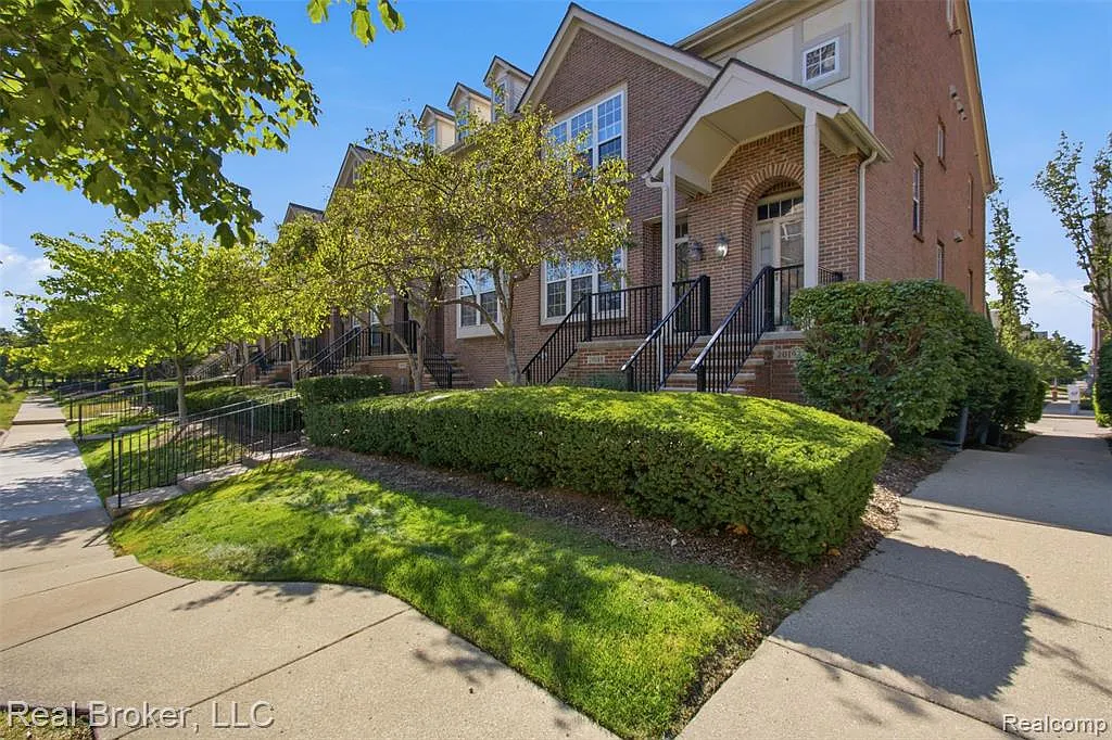 2 bed, 2.0 bath, 1250 sqft, $2,000 — Photo 2