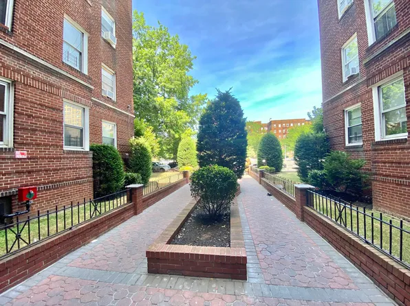 450 Ocean Parkway image 1 of 5