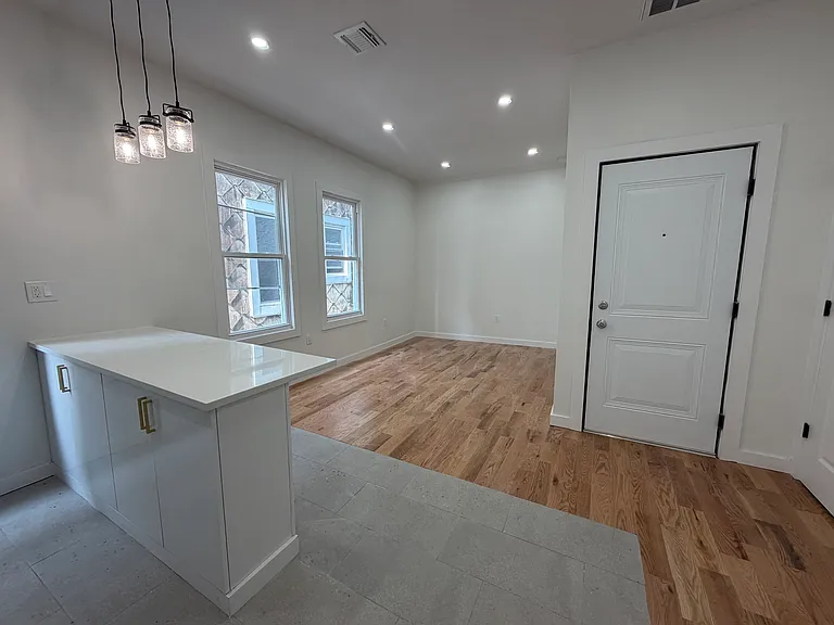 181 Woodside Ave #3R — Photo 3