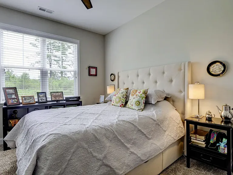 1444 Eastbourne Dr — Photo 32
