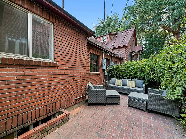 699 Saint Lawrence Ave — Photo 12