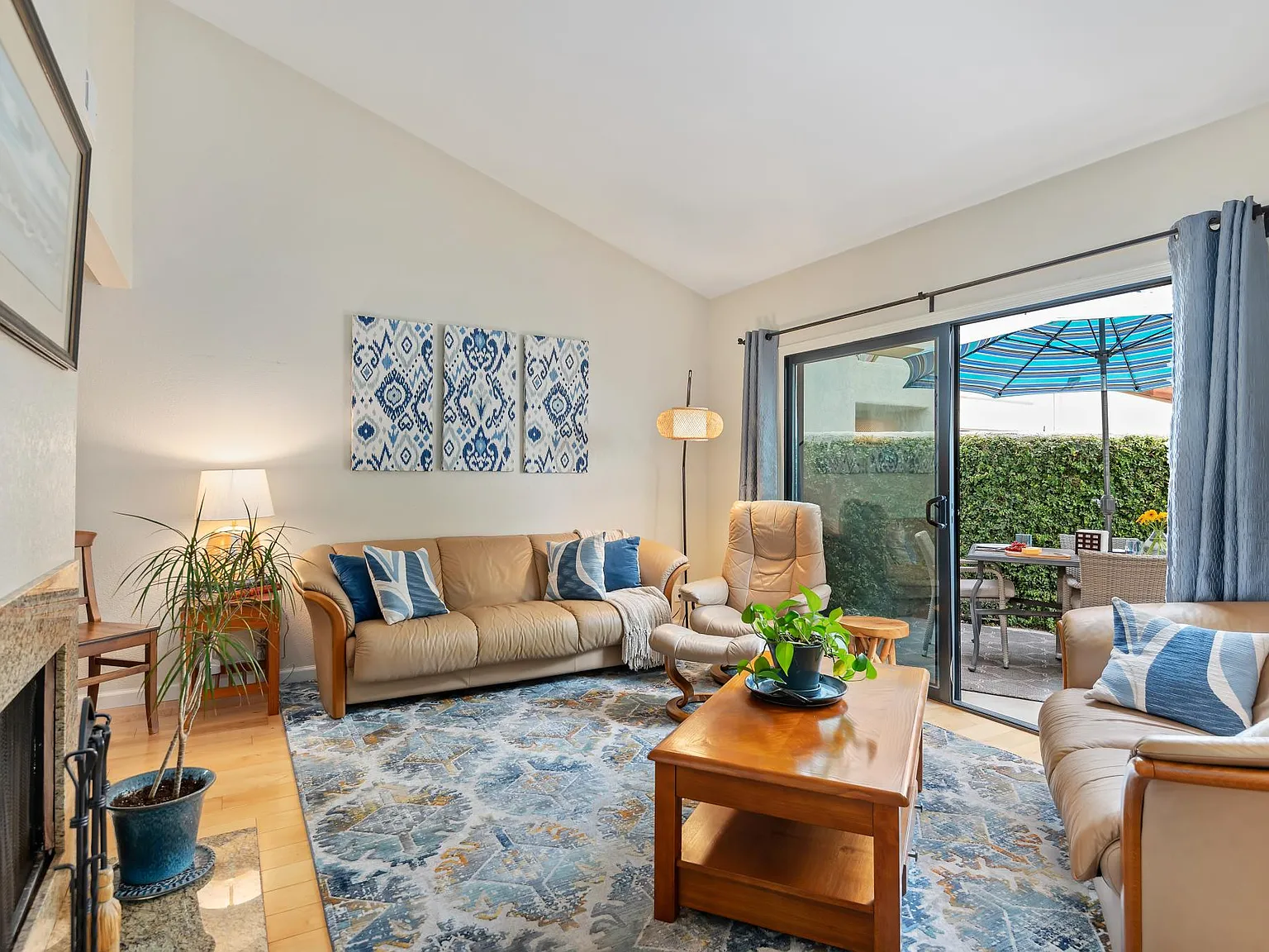 2051 Cliff Dr — Photo 2