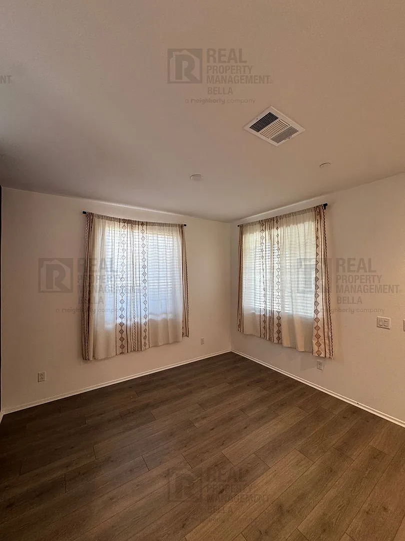 Spacious 3-Bedroom Home in the Desirable McSweeny Farms Community! — Photo 4