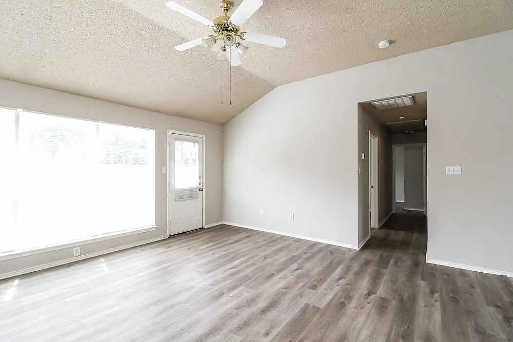 3 bed, 2.0 bath, 1305 sqft, $1,870 — Photo 3