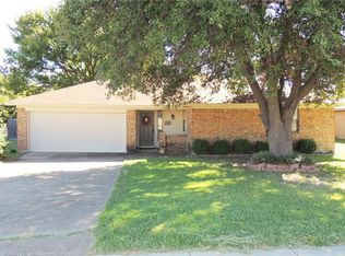 1023 Bryant St, Benbrook, TX 76126