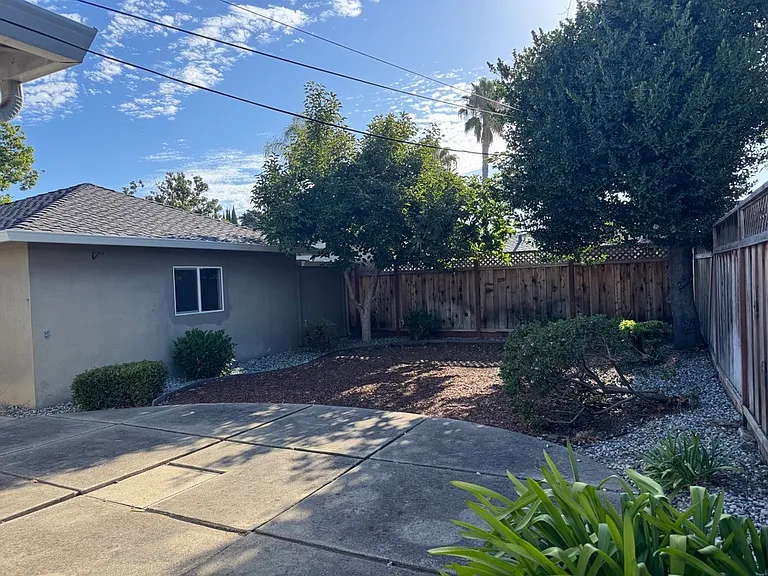 Whitethorne Dr — Photo 12