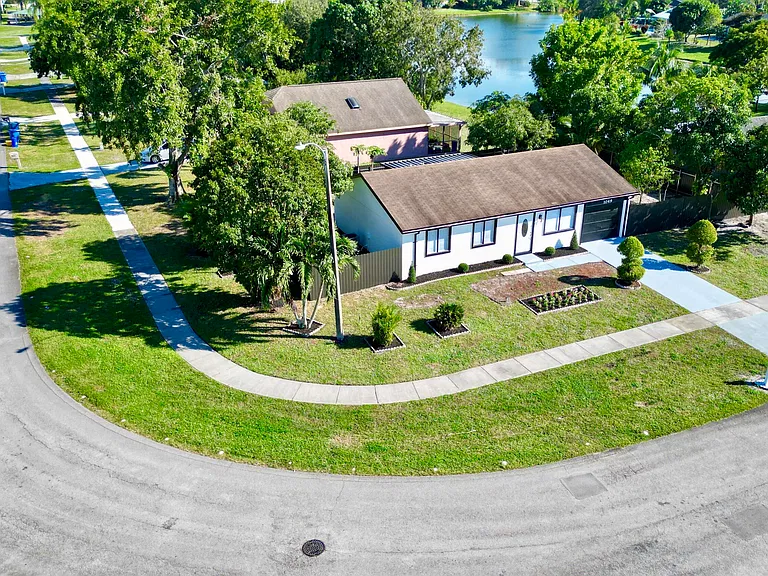 1049 Grandview Cir — Photo 32