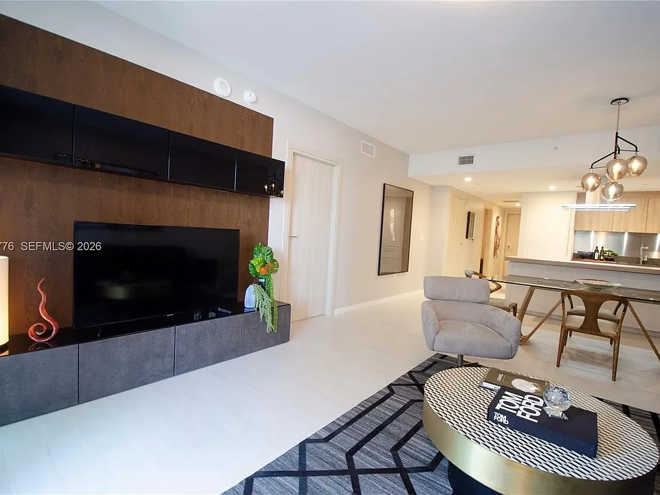 1000 Brickell Plz #4207