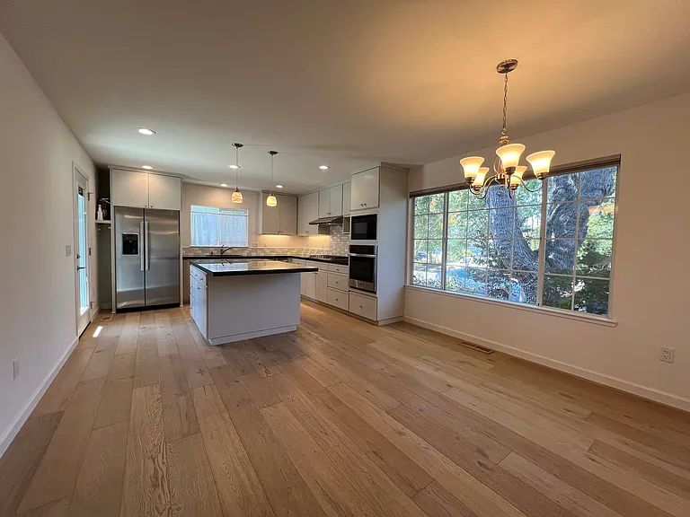 1827 Holiday St — Photo 7