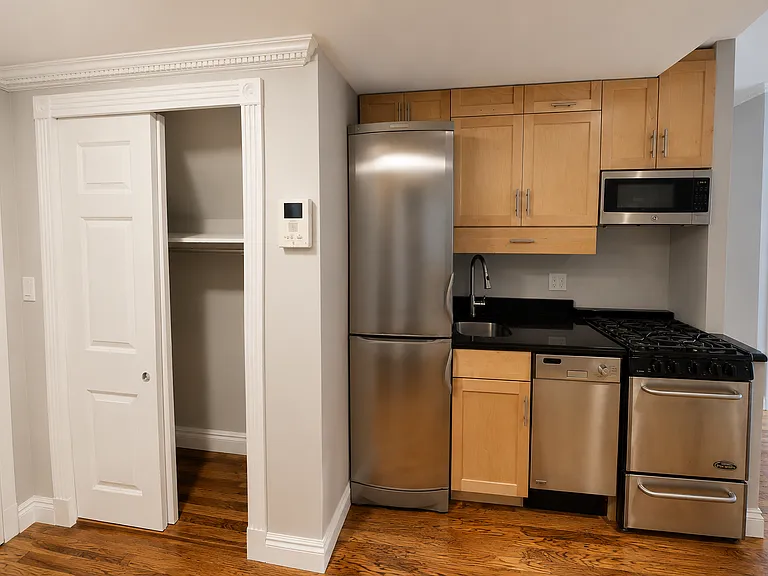 202 E 13th St #2H — Photo 4