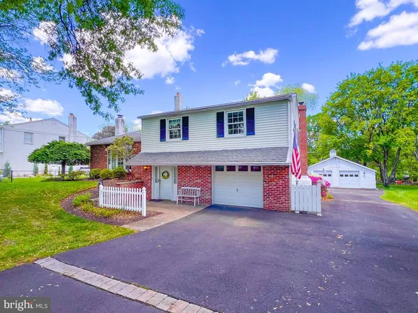 51 W Patricia Rd, Holland, PA 18966